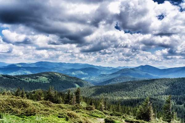 Dağ Tepe Yaz Karpaty Ukrayna Hoverla Bulutlarda Beyaz Ile Mavi — Stok fotoğraf