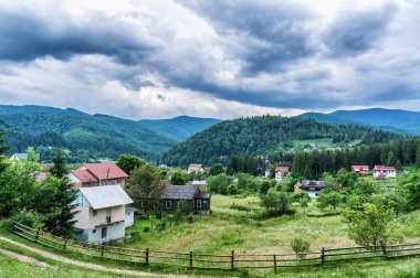 HDR Gösterim sırasında yokuş yukarı Makovytsya Ukrayna Yaremche dağ 984 metre yüksekliği