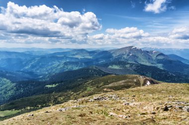 Dağ tepe yaz Karpaty Ukrayna Hoverla bulutlarda beyaz ile mavi gökyüzü altında pastoral görünümünü
