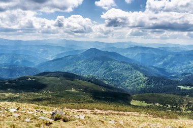 Dağ tepe yaz Karpaty Ukrayna Hoverla bulutlarda beyaz ile mavi gökyüzü altında pastoral görünümünü