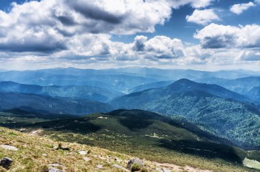 Dağ tepe yaz Karpaty Ukrayna Hoverla bulutlarda beyaz ile mavi gökyüzü altında pastoral görünümünü