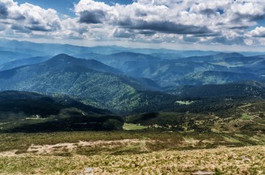 Dağ tepe yaz Karpaty Ukrayna Hoverla bulutlarda beyaz ile mavi gökyüzü altında pastoral görünümünü