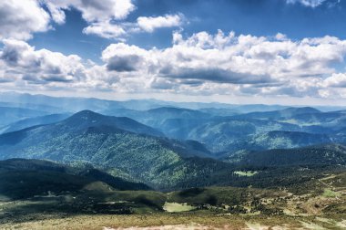 Dağ tepe yaz Karpaty Ukrayna Hoverla bulutlarda beyaz ile mavi gökyüzü altında pastoral görünümünü