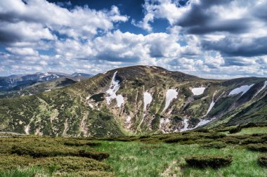 Dağ tepe yaz Karpaty Ukrayna Hoverla bulutlarda beyaz ile mavi gökyüzü altında pastoral görünümünü