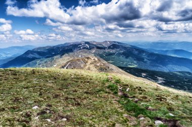 Dağ tepe yaz Karpaty Ukrayna Hoverla bulutlarda beyaz ile mavi gökyüzü altında pastoral görünümünü