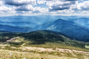 Dağ tepe yaz Karpaty Ukrayna Hoverla bulutlarda beyaz ile mavi gökyüzü altında pastoral görünümünü