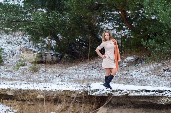 Winter Portret Van Het Meisje Een Fel Oranje Jas — Stockfoto