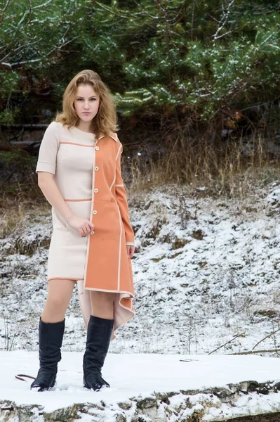 Winter Portret Van Het Meisje Een Fel Oranje Jas — Stockfoto