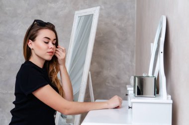 moda portre Studio bir genç kız. Tatlı kız.