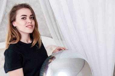 moda portre Studio bir genç kız. Tatlı kız. Gümüş büyük komut tutar.