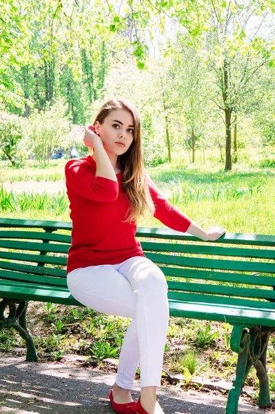 Портрет Девушки Одетый Красную Куртку Сидит Скамейке — стоковое фото
