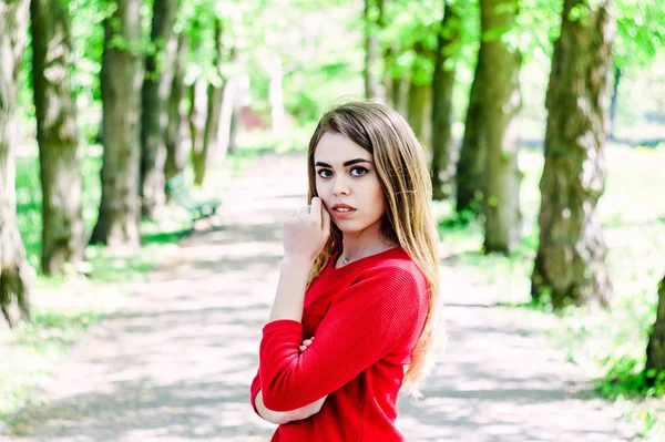 Retrato Uma Rapariga Vestido Com Casaco Vermelho Fundo Das Árvores — Fotografia de Stock