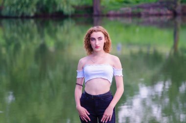 Kadın göl arka plan üzerinde. Portre fotoğraf.