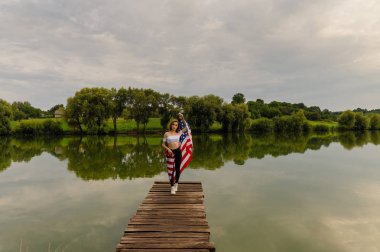 ABD bayrağı bir kadındır. Yaz aylarında gölde.