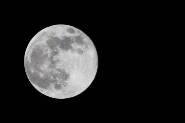 Siyah gökyüzünde dolunay. Astronomik fenomen.