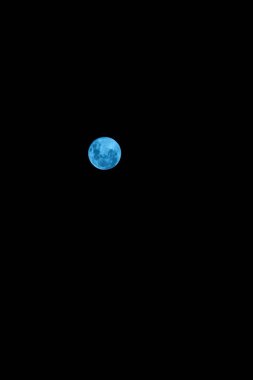 Blue moon. Siyah gökyüzünde dolunay. Astronomik fenomen.