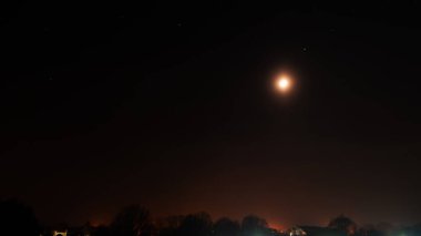 Güzel gece manzarası. gökyüzü yıldızlarla.