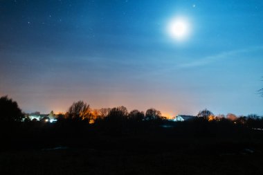 Güzel gece manzarası. gökyüzü yıldızlarla.