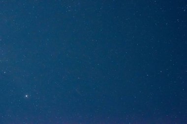 Gökyüzü çok yıldız tarafından kaplıdır.
