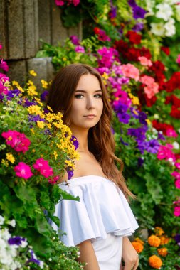 Beyaz elbiseli genç modeli.