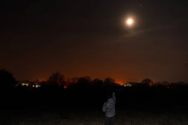 New moon. På den svarta himlen. — Stockfoto