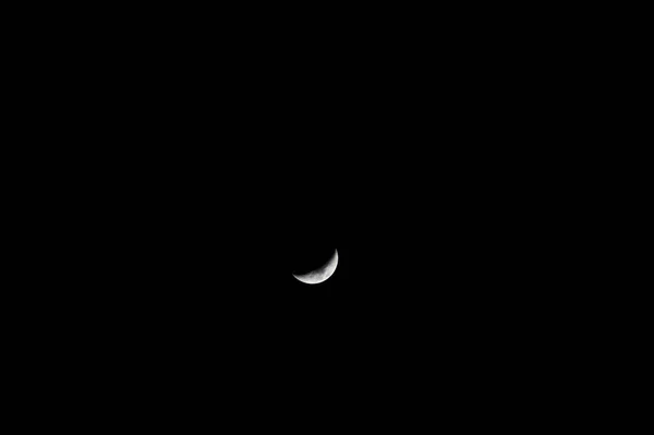 Lua Nova. No céu negro . — Fotografia de Stock