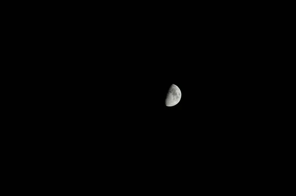 Луна это астрономическое тело, вращающееся вокруг планеты Земля. . — стоковое фото