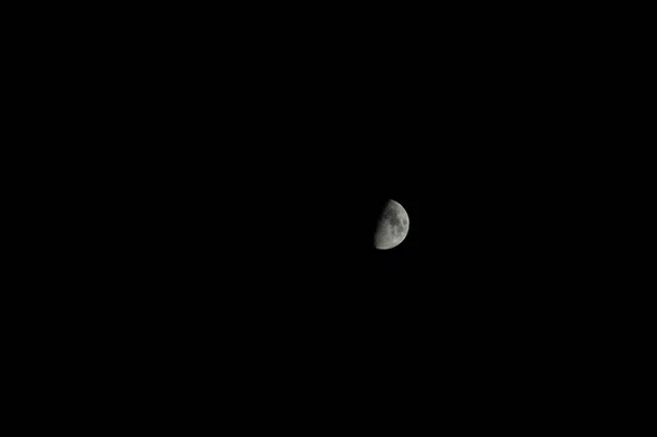 De maan is een hemellichaam dat draait om van planeet aarde. — Stockfoto