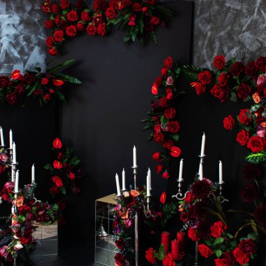 Gül siyah bir arka plan üzerinde. Beyaz Mum.