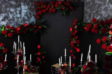 Gül siyah bir arka plan üzerinde. Beyaz Mum.