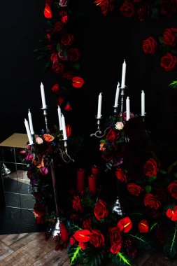 Gül siyah bir arka plan üzerinde. Beyaz Mum.