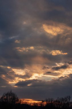 Gün batımı. bulutlar gökyüzü üzerinde.