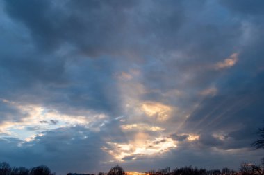Gün batımı. bulutlar gökyüzü üzerinde.
