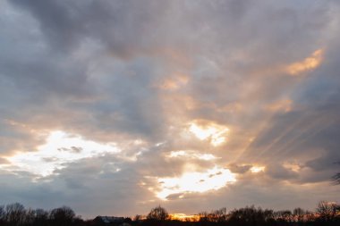 Gün batımı. bulutlar gökyüzü üzerinde.