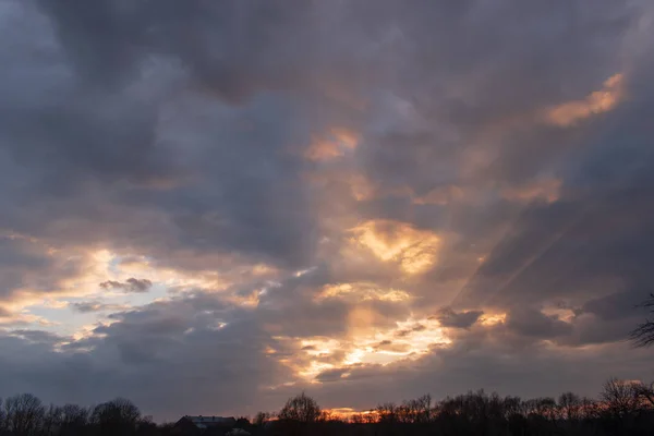 Pôr do sol. nuvens no céu . — Fotografia de Stock