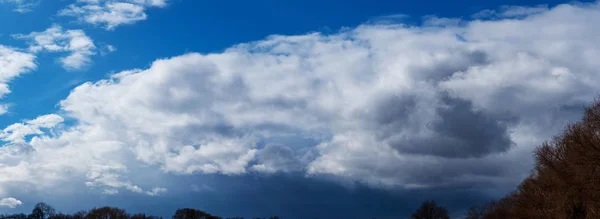 Panorama van de hemel met een witte wolk. — Stockfoto
