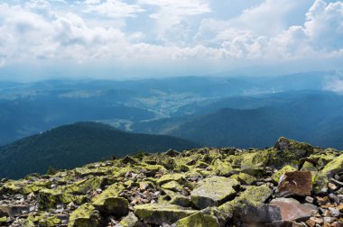 Dağın tepesinden manzara.