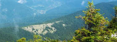 Dağın tepesinden manzara.