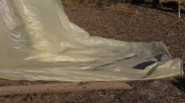Rüzgar plastik bir yağ bezi ni hareket ettirir. ekolojik kavram.