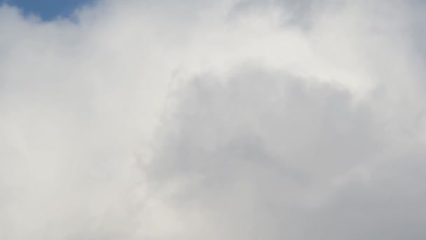 Weiße Wolken am blauen Himmel — Stockvideo