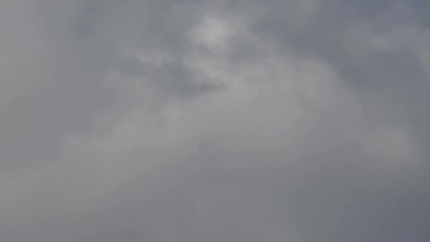 Nuvens brancas no céu azul — Vídeo de Stock