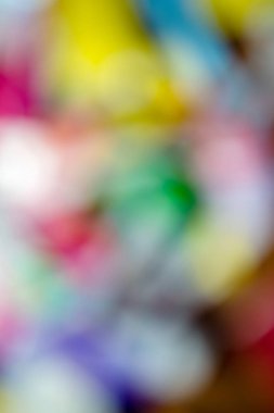 Parlak renkli blokların bulanık arka planı.