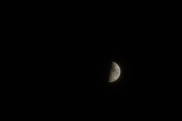 Maan in de zwarte nachtelijke hemel. — Stockfoto