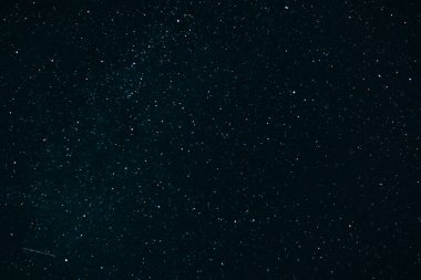 Gece gökyüzü birçok yıldızla kaplı.