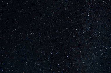Gece gökyüzü birçok yıldızla kaplı.