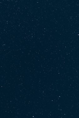 Gece gökyüzü birçok yıldızla kaplı.