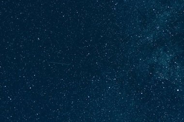 Gece gökyüzü birçok yıldızla kaplı.