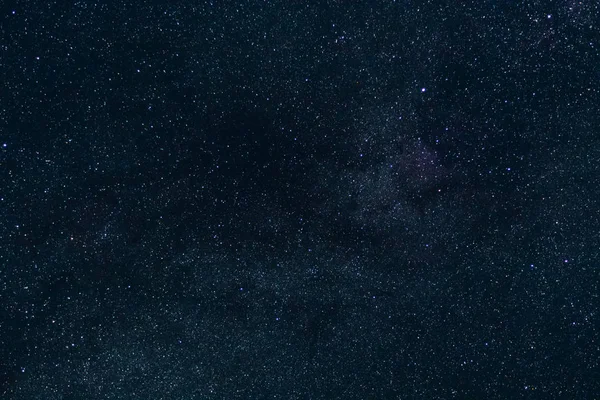 Nocne niebo pokryte wieloma gwiazdami. — Zdjęcie stockowe