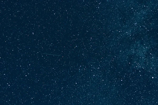 Gece gökyüzü birçok yıldızla kaplı.
