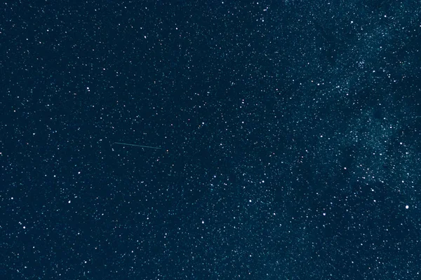 Nocne niebo pokryte wieloma gwiazdami. Zdjęcie Stockowe